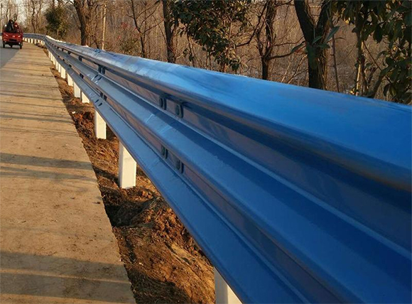 广西公路波形护栏板的优点